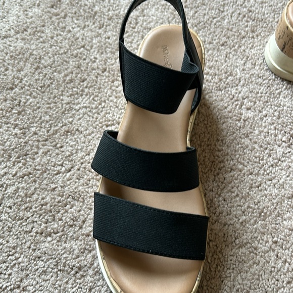 Universal Thread Platform Sandals, size 8 - Picture 2 of 5